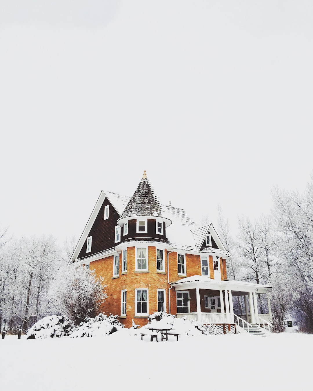 Elegant house under snow - How can I make my house look nice? Elegant house under snow